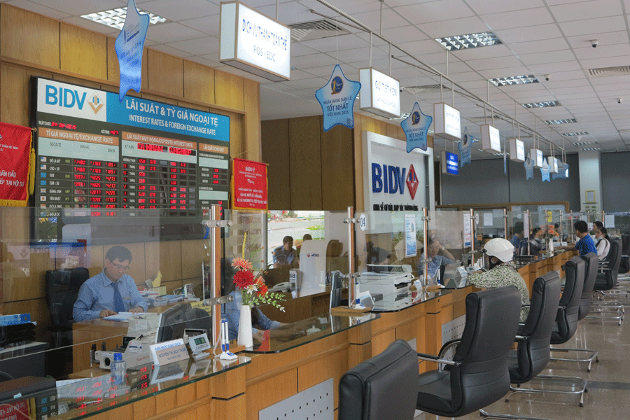 BIDV chi nhánh Nam Gia Lai hỗ trợ doanh nghiệp đăng ký và nộp thuế điện tử tại trụ sở. Ảnh: Ngọc Thu