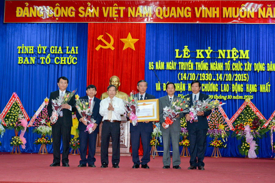 Ban Tổ chức Tỉnh ủy đón nhận Huân chương Lao động hạng nhất. Ảnh: Hồng Thi Ban Tổ chức Tỉnh ủy đón nhận Huân chương Lao động hạng nhất. Ảnh: Hồng Thi