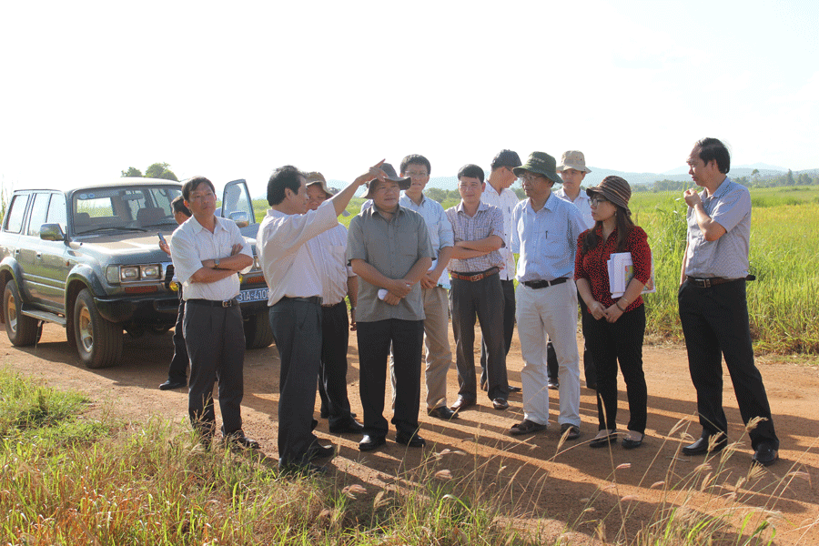 Thứ trưởng Bộ Nông nghiệp và PTNT kiểm tra khu tưới hồ Plei Pai và đập dâng Ia Lốp (xã Ia Lâu) là một trong những hợp phần của thủy lợi Ia Mơr. Ảnh: N.D