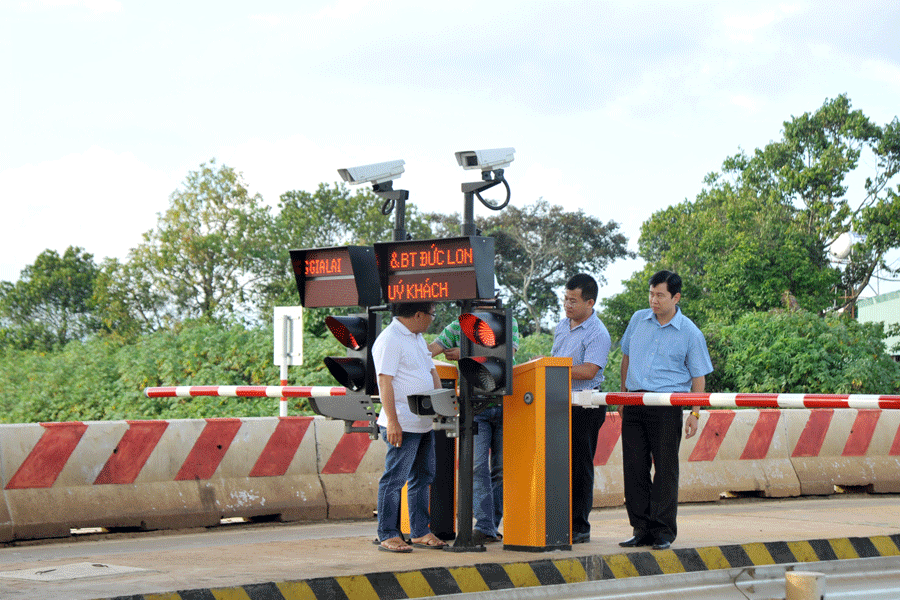 Kiểm tra thiết bị giám sát tại Trạm thu phí BOT Pleiku. Ảnh: H.M