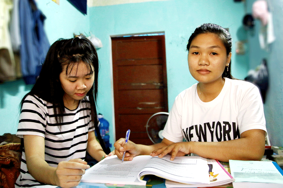 Cô tân sinh viên Phạm Thị Sáu ôn bài cùng bạn tại phòng trọ. Ảnh: M.N Cô tân sinh viên Phạm Thị Sáu ôn bài cùng bạn tại phòng trọ. Ảnh: M.N
