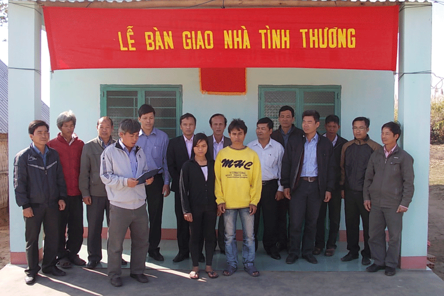 Lễ giao tặng nhà ở cho hộ nghèo tại huyện Đak Pơ. Ảnh: T.N