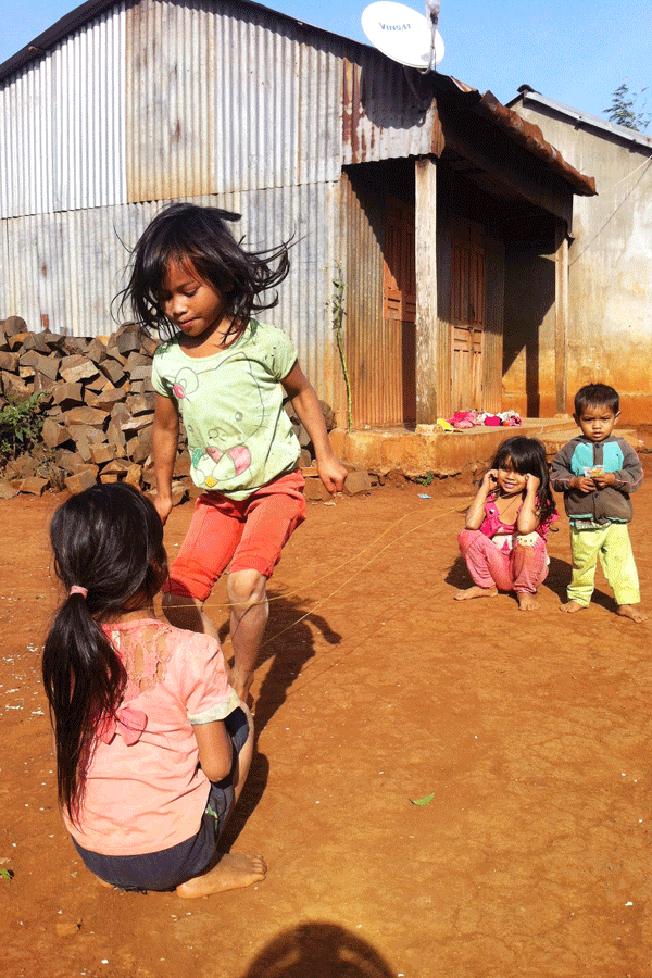 Nhảy dây-một trong những trò chơi phổ biến của trẻ vùng sâu. Ảnh: T.A