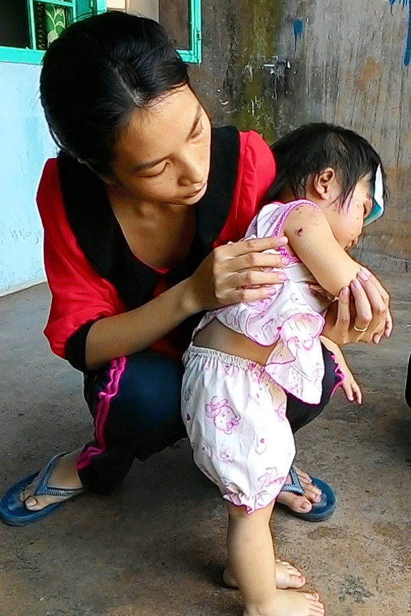 Cháu Như Ý hiện đang nhập viện điều trị vì sốt cao. Ảnh: N.N