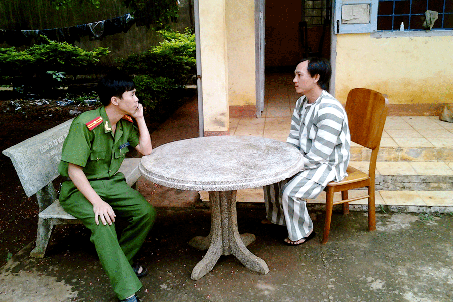 Thiếu tá Phạm Chính Nghĩa dẫn chúng tôi vào nhà tạm giữ để tìm hiểu sự việc. Ảnh: N.L Thiếu tá Phạm Chính Nghĩa dẫn chúng tôi vào nhà tạm giữ để tìm hiểu sự việc. Ảnh: N.L