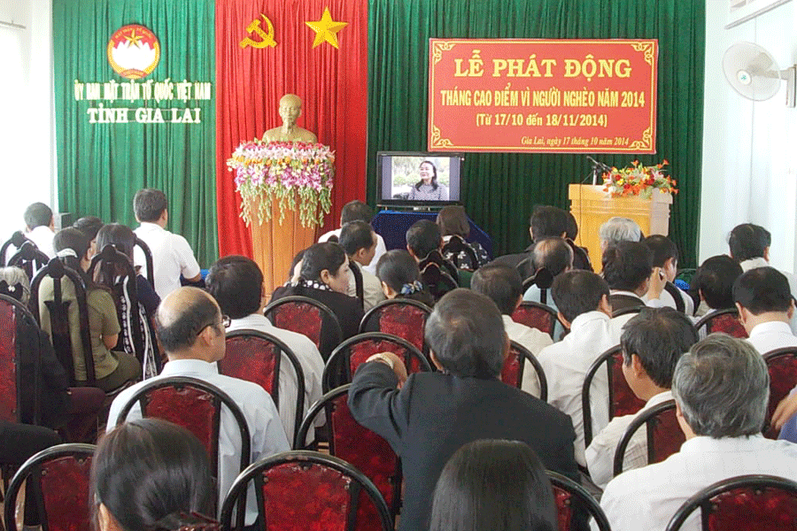 Ban Thường trực Ủy ban MTTQ tỉnh tổ chức vận động xây dựng Quỹ vì người nghèo. Ảnh: T.N