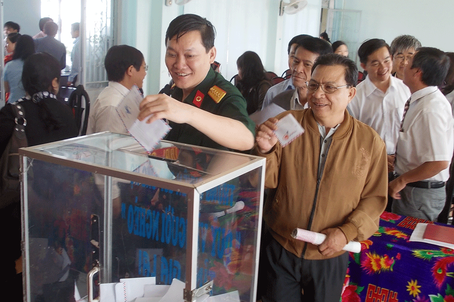 Các cơ quan đơn vị tham gia ủng hộ Quỹ vì người nghèo. Ảnh: T.N