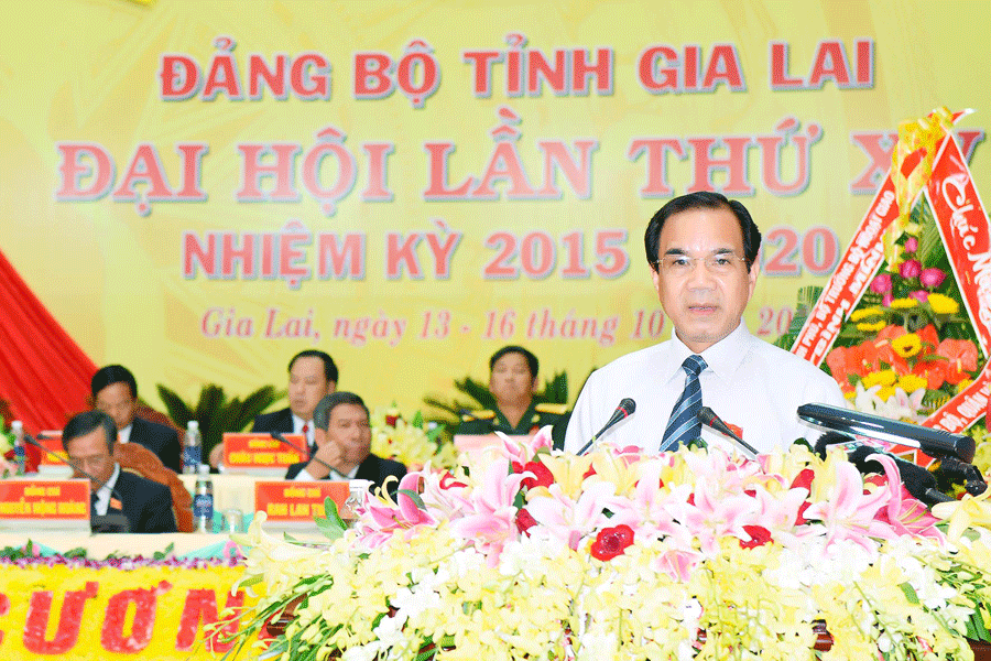 Đại biểu Phạm Ngọc Thạch-Giám đốc Sở Giáo dục-Đào tạo phát biểu ý kiến. Đại biểu Phạm Ngọc Thạch-Giám đốc Sở Giáo dục-Đào tạo phát biểu tham luận.
