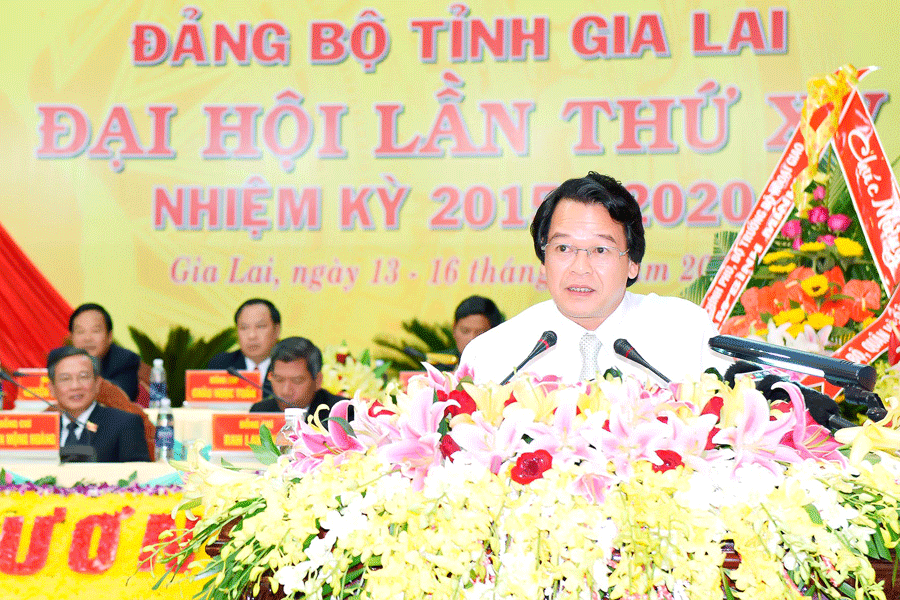 Đại biểu Trần Xuân Quang-Chủ tịch UBND TP. Pleiku phát biểu ý kiến. Đại biểu Trần Xuân Quang-Chủ tịch UBND TP. Pleiku phát biểu tham luận.