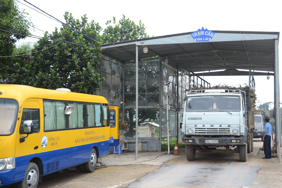 Công tác kiểm tra trọng tải tại Trạm cân số 55 được thực hiện rất nghiêm túc. Ảnh: V.P Công tác kiểm tra trọng tải tại Trạm cân số 55 được thực hiện rất nghiêm túc. Ảnh: V.P