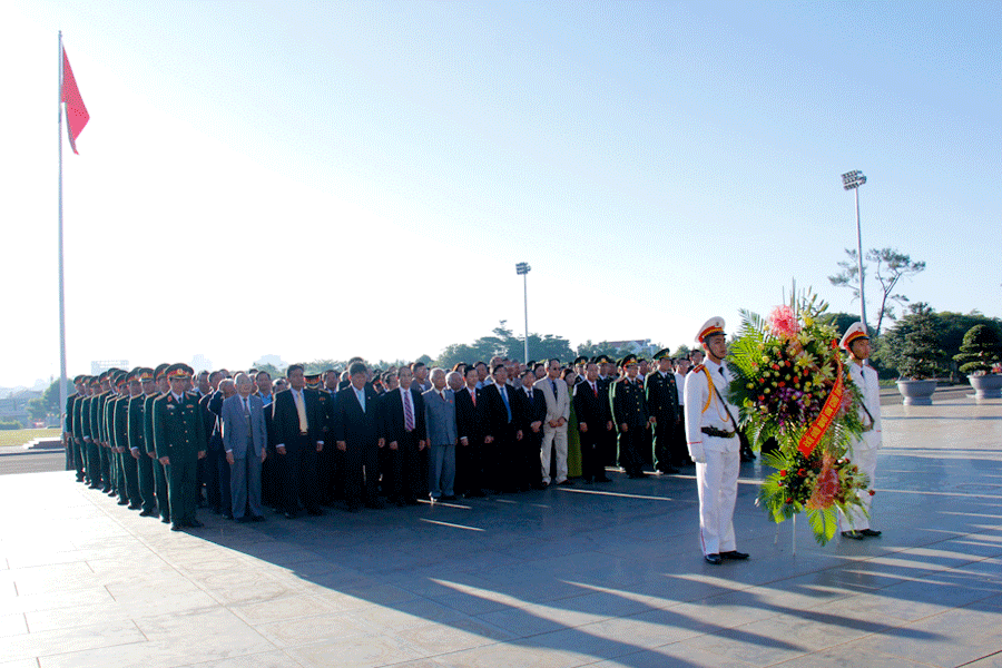 Đại biểu dâng hoa tưởng niệm Chủ tịch Hồ Chí Minh tại Quảng trường Đại Đoàn Kết. Ảnh: Hồng Thi