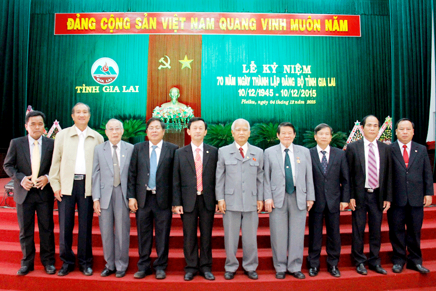 Các đồng chí Bí thư, Phó Bí thư Tỉnh ủy qua các thời kỳ chụp ảnh lưu niệm. Ảnh: Hồng Thi