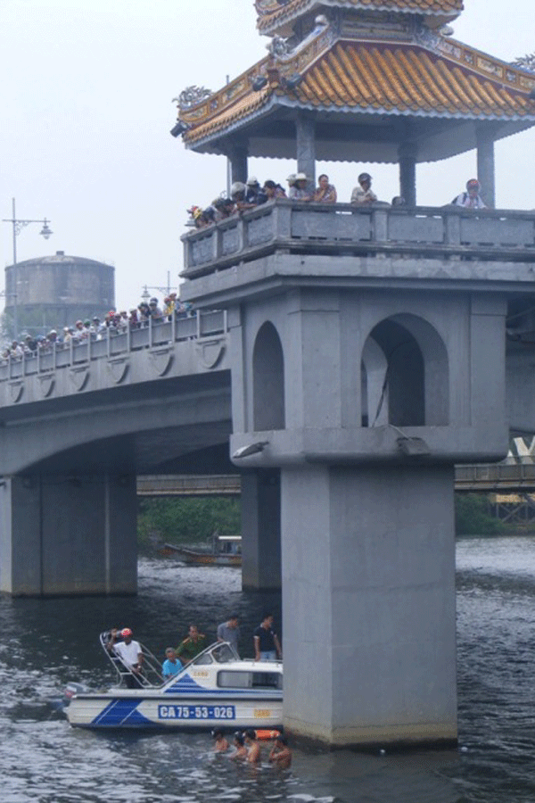 Cơ quan chức năng đang điều tra khám hiện hiện trường vụ án mạng dưới chân cầu Dã Viên. Ảnh: Bùi Oanh