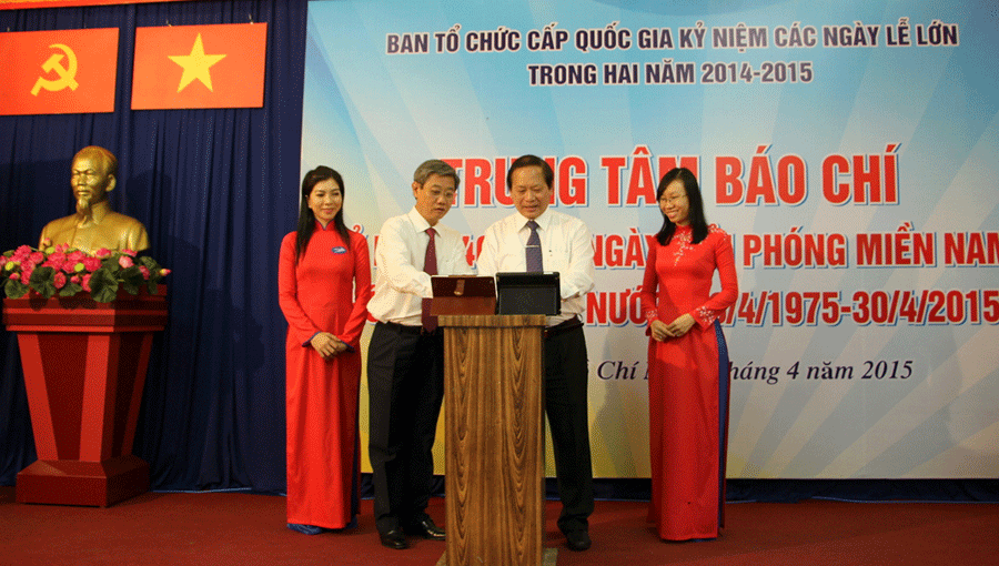 Thứ trưởng Bộ Thông tin và Truyền thông Trương Minh Tuấn bút nấm khai trương Trung tâm Báo chí. Ảnh: Thục Vy