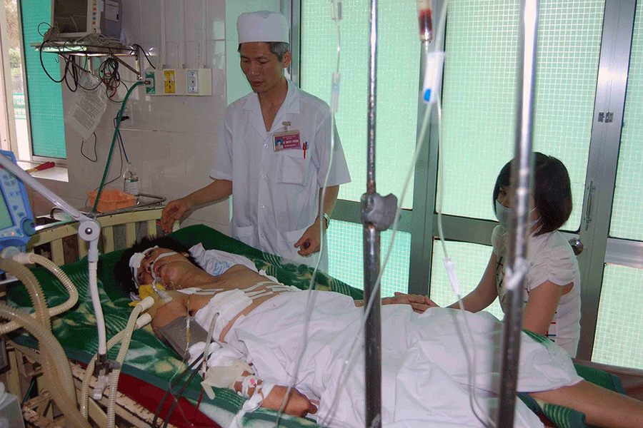 Bệnh nhân Biên đang được các y-bác sĩ chăm sóc tích cực. Ảnh: Ngọc Linh