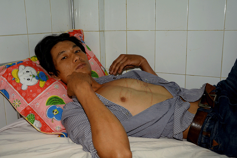 Anh Phúc nằm điều trị tại bệnh viện với nhiều vết thương trên cơ thể. Ảnh: Minh Nguyễn  Anh Phúc nằm điều trị tại bệnh viện với nhiều vết thương trên cơ thể. Ảnh: Minh Nguyễn