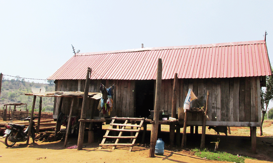 Ngôi nhà sàn nhỏ của ông Đinh Binh đang là nơi sinh sống của cả 15 con người. Ảnh: Hải Lê