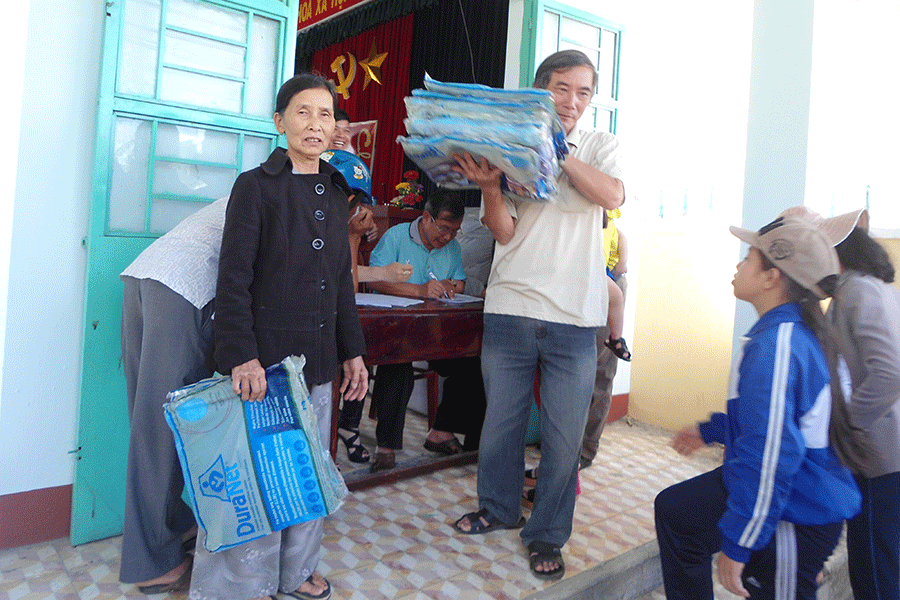 Những chiếc màn được tẩm hóa chất chống muỗi theo tiêu chuẩn của Dự án RAI. Ảnh: Ngọc Minh