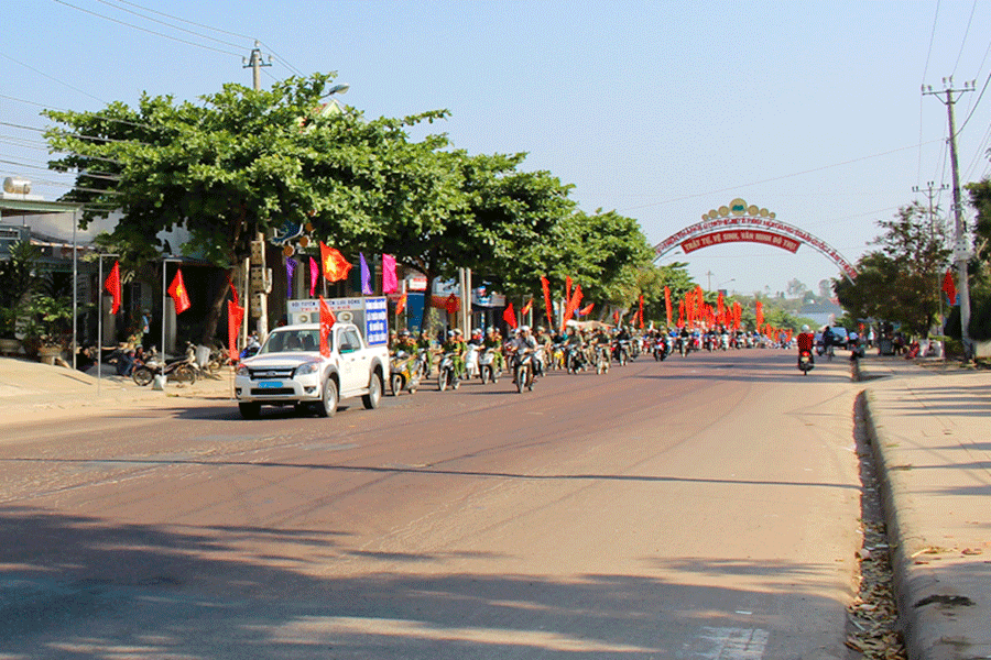 Diễu hành tuyên truyền an toàn vệ sinh lao động-Phòng chống cháy nổ qua các tuyến đường trên địa bàn thị xã An Khê. Ảnh: Hồng Thi