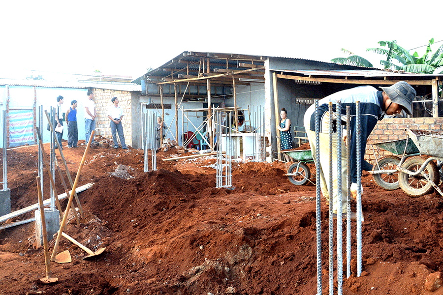 Chỉ vì người hàng xóm xây nhà mà nhiều tháng nay mọi sinh hoạt của gia đình chị Hiền bị đảo lộn. Ảnh: Minh Nguyễn Chỉ vì người hàng xóm xây nhà mà nhiều tháng nay mọi sinh hoạt của gia đình chị Hiền bị đảo lộn. Ảnh: Minh Nguyễn