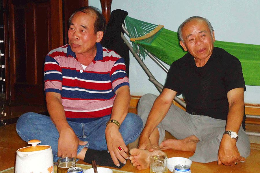 Ông Phạm Nông (bên trái). Ảnh: Huỳnh Lê Ông Phạm Nông (bên trái, mặc áo pun sọc). Ảnh: Huỳnh Lê