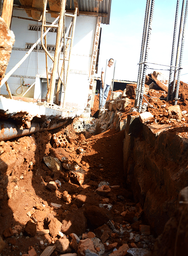 Chị Hiền cho rằng phần móng nhà mình bị hàng xóm âm thầm đào sang nên gây ra sụt lún, nứt tường nhà chị. Ảnh: Minh Nguyễn Chị Hiền cho rằng phần móng nhà mình bị hàng xóm âm thầm đào sang nên đây ra sụt lún, nứt tường nhà chị. Ảnh: Minh Nguyễn