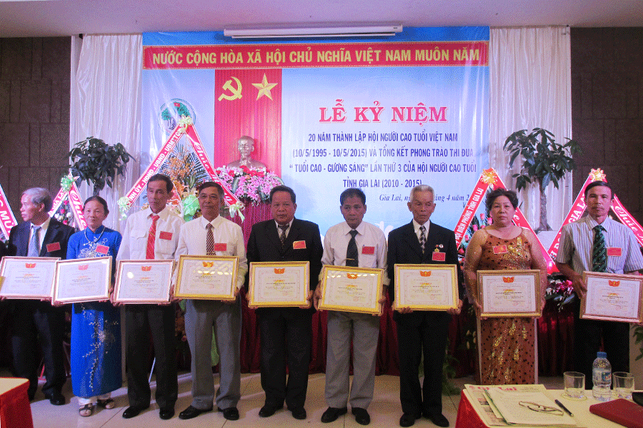 Tặng giấy khen của Hội Người cao tuổi tỉnh cho 17 tập thể và 30 cá nhân có thành tích xuất sắc trong phong trào thi đua “Tuổi cao-Gương sáng” lần thứ III, giai đoạn 2010-2015