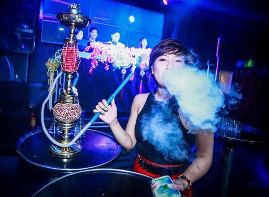  Làn khói mờ ảo của shisha đã mê hoặc rất nhiều bạn trẻ.
