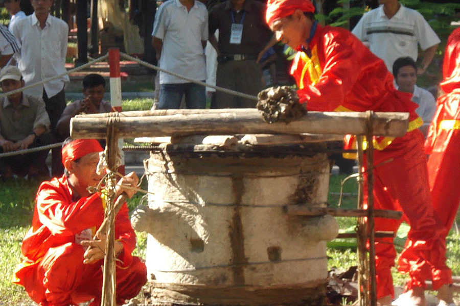 Một không gian trưng bày, giới thiệu sản phẩm đúc đồng Huế tại Festival Nghề truyền thống Huế 2015. Ảnh: Bùi Oanh Một không gian trưng bày, giới thiệu sản phẩm đúc đồng Huế tại Festival Nghề truyền thống Huế 2015.