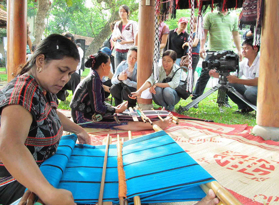 Festival Nghề truyền thống 2015 sẽ là nơi tôn vinh tinh hoa nghề Việt. Ảnh: Bùi Oanh Festival Nghề truyền thống 2015 sẽ là nơi tôn vinh tinh hoa nghề Việt. Ảnh: Bùi Oanh