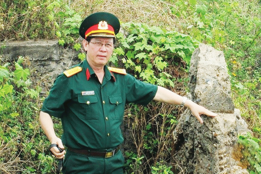 Đại tá Khuất Duy Hoan thăm lại hầm chỉ huy D80 tại căn cứ Chư Nghé. Ảnh: Thái Bình