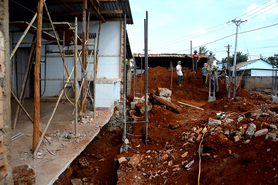 Nhà cửa trống huơ trống hoác, mọi vật dụng gia đình chị Hiền phải chuyển lên phòng khách, chật chội, sinh hoạt đảo lộn. Ảnh: Minh Nguyễn Nhà cửa trống huơ trống hoác, mọi vật dụng gia đình chị Hiền phải chuyển lên phòng khách, chật chội, sinh hoạt đảo lộn. Ảnh: Minh Nguyễn