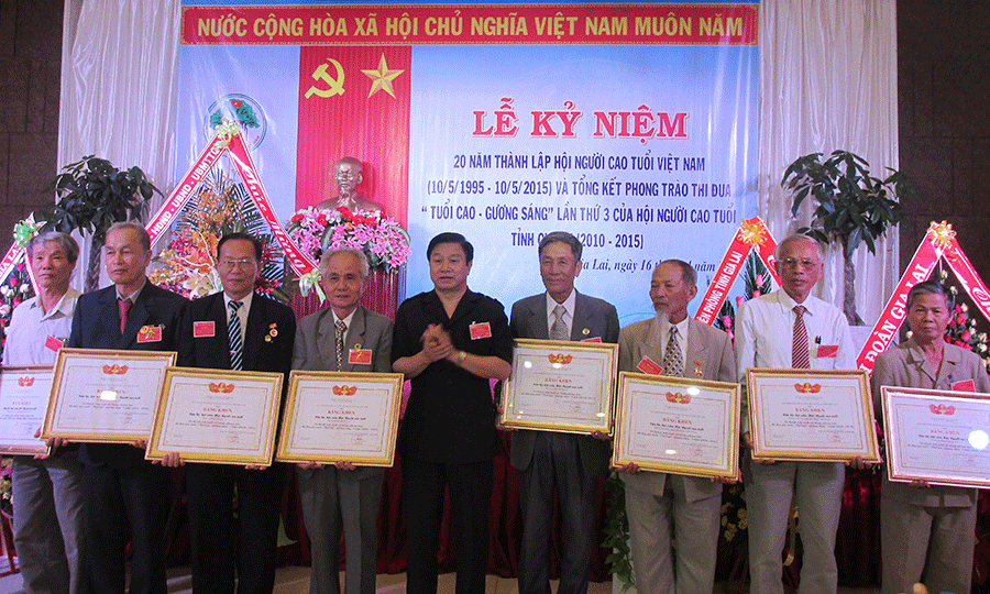 Trao bằng khen của Trung ương Hội Người cao tuổi Việt Nam cho 10 tập thể và 21 cá nhân có thành tích xuất sắc trong phong trào thi đua yêu nước “Tuổi cao-Gương sáng” giai đoạn 2010-2015.