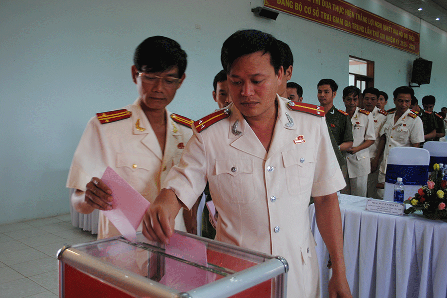 Đại biểu bầu Ban Chấp hành Đảng bộ khóa XIII (nhiệm kỳ 2015-2020). Ảnh: Thúy Trinh Đại biểu bầu Ban Chấp hành Đảng bộ khóa XIII (nhiệm kỳ 2015-2020). Ảnh: Thúy Trinh