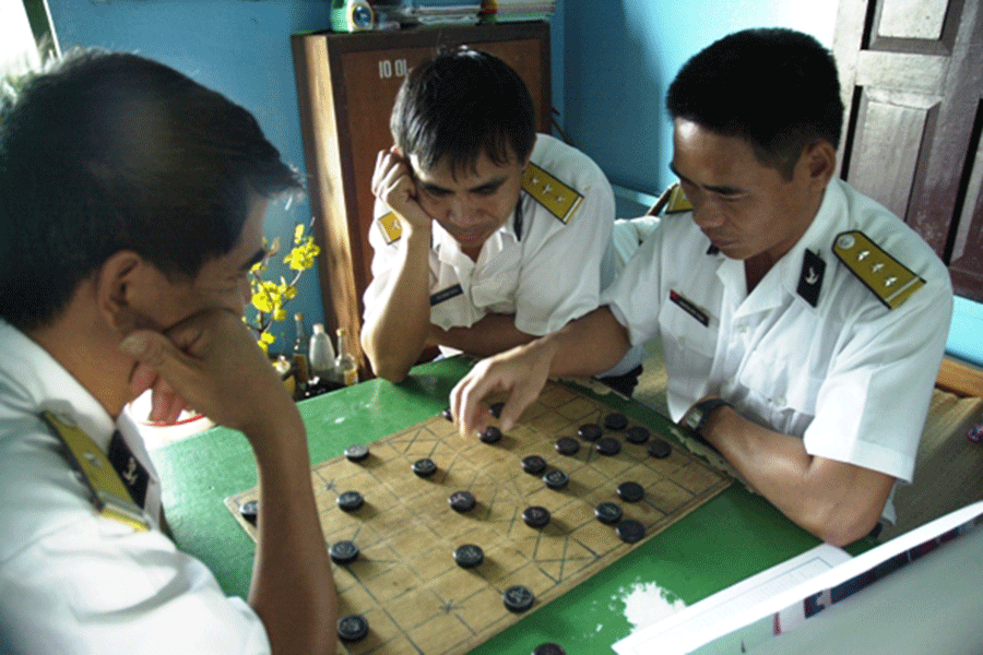 Các chiến sĩ nhà giàn chơi cờ đầu Xuân mới, ảnh Minh Khoa