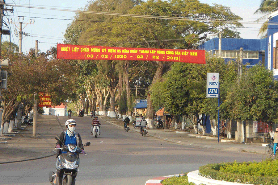 Thị xã An Khê treo các băng rôn tại các khu trung tâm, nơi có đông dân cư để tuyên truyền 85 năm Ngày thành lập Đảng Cộng sản Việt Nam. Ảnh: Hồng Thương Thị xã An Khê treo các băng rôn tại các khu trung tâm, nơi có đông dân cư để tuyên truyền 85 năm Ngày thành lập Đảng Cộng sản Việt Nam. Ảnh: Hồng Thương