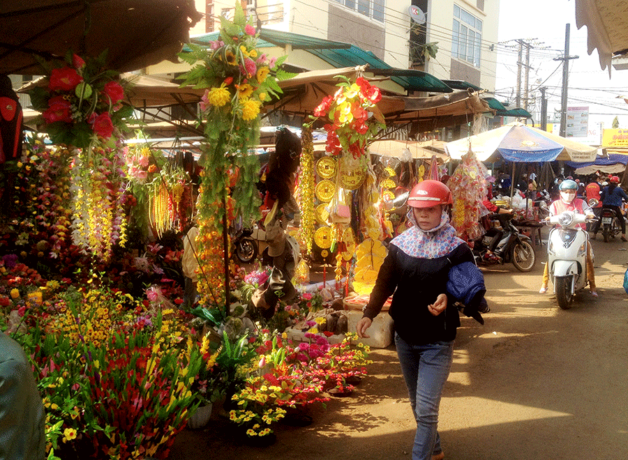 Chợ trung tâm huyện Đức Cơ đầy ắp sắc màu ngày Tết.