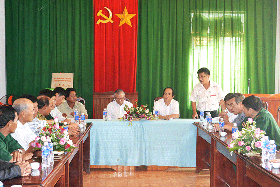  Đoàn công tác của UBND tỉnh lắng nghe Chủ tịch UBND xã Ia Dom báo cáo tình hình trên địa bàn. Ảnh: Hoàng Cư