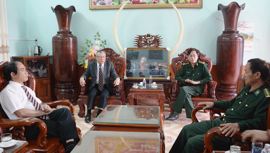 Chủ tịch UBND tỉnh thăm và chúc Tết cán bộ, chiến sĩ Bộ Chỉ huy Bộ đội Biên phòng tỉnh. Ảnh: Trần Dung