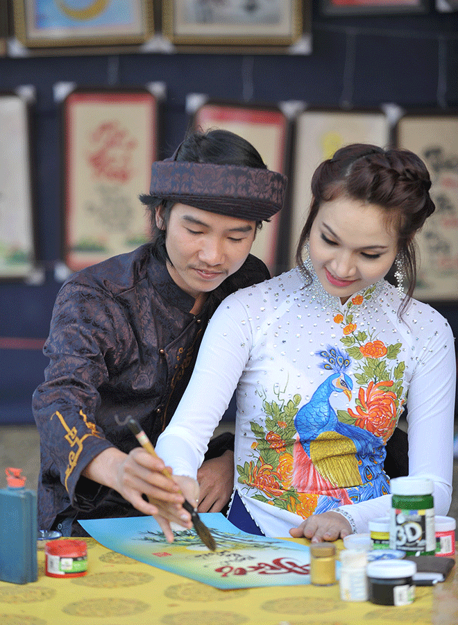 Hải Vân tập làm thầy đồ với sự giúp đỡ của ông đồ. Ảnh: Nguyễn Giác Hải Vân tập làm thầy đồ với sự giúp đỡ của ông đồ