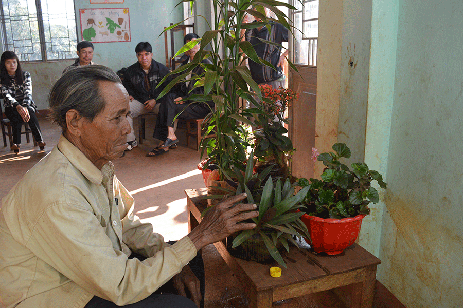 Già Chhơng đang tỉ mẩn chăm chút lại mấy chậu cây xanh để trang trí nhà rông.