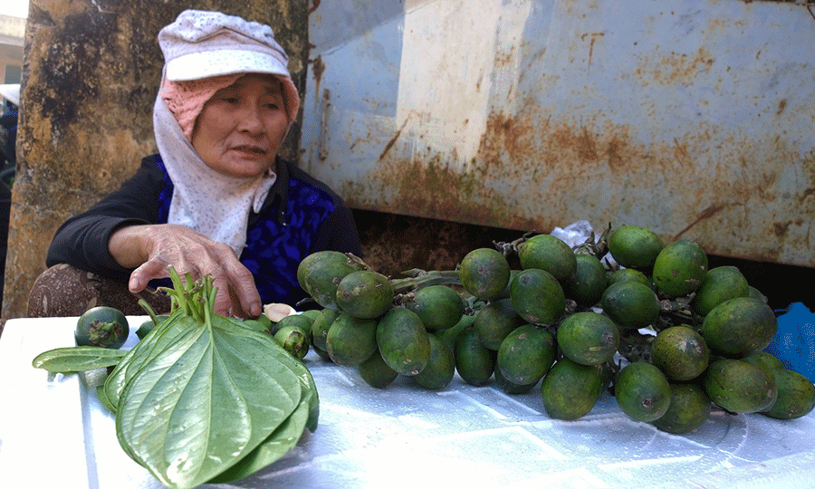 Những ngày áp Tết, bà Hằng chọn cổng chợ phường Thắng Lợi để bán lễ trầu cau