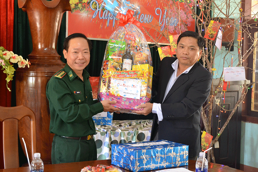 Đại diện lãnh đạo Báo Gia Lai tặng quà Tết cho cán bộ, chiến sĩ Đồn Biên phòng Ia Puch.