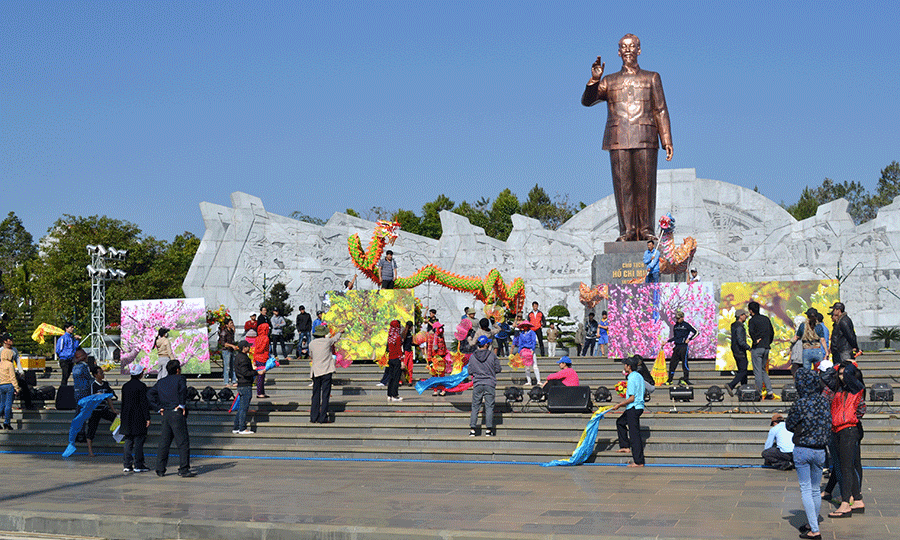 Cả trăm người đang dồn sức cho chương trình chào xuân mới... Ảnh: Lê Hòa Cả trăm người đang dồn sức cho chương trình chào xuân mới... Ảnh: Lê Hòa