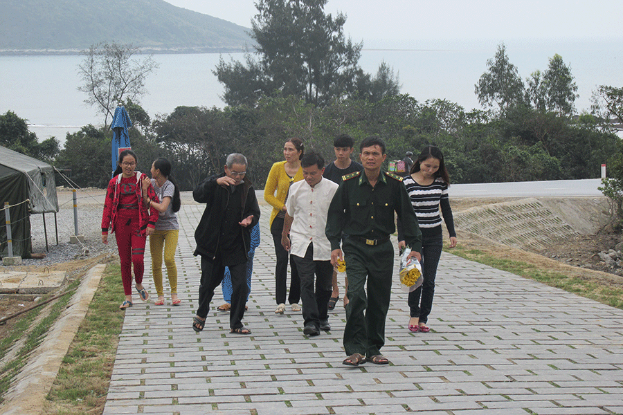 Khách đến viếng mộ ngày một đông Khách đến viếng mộ ngày một đông