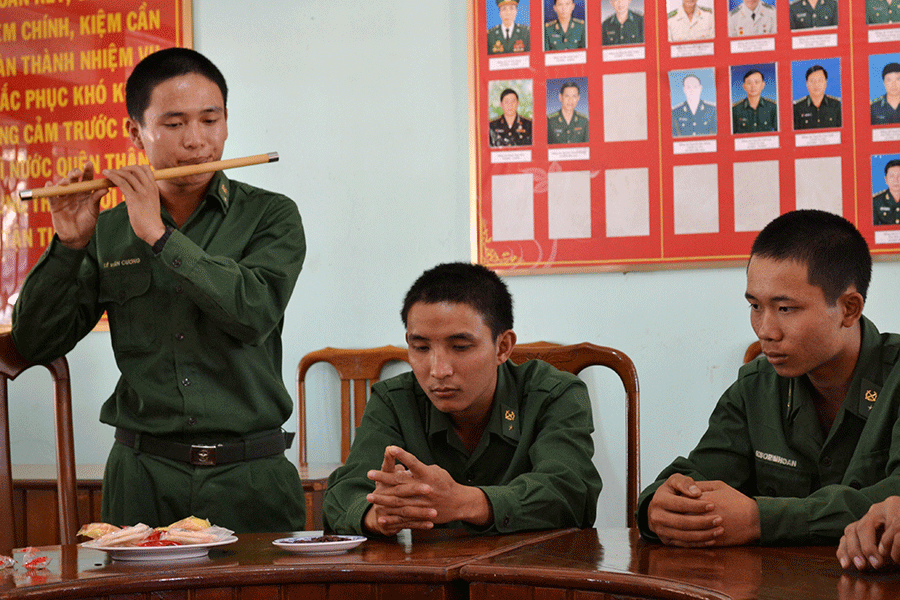 Chiến sĩ họp mặt, vui văn nghệ ngày Xuân