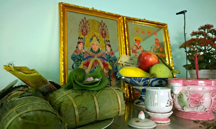 Trên bàn thờ gia tiên của nhiều gia đình, cùng với bánh chưng, bánh tét là sự hiện diện của một lễ trầu cau