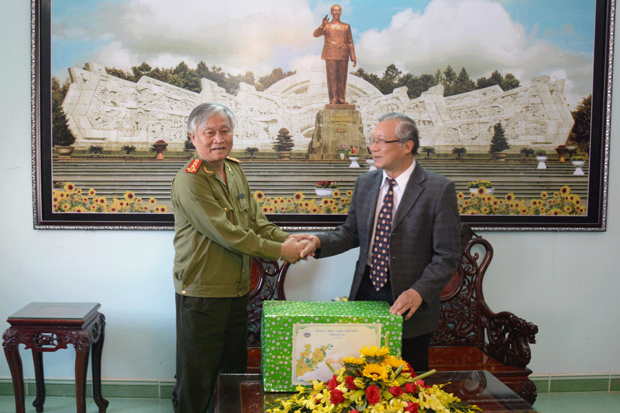 Chủ tịch UBND tỉnh thăm và chúc Tết cán bộ, chiến sĩ Bộ Chỉ huy Bộ đội Biên phòng tỉnh. Ảnh: Trần Dung