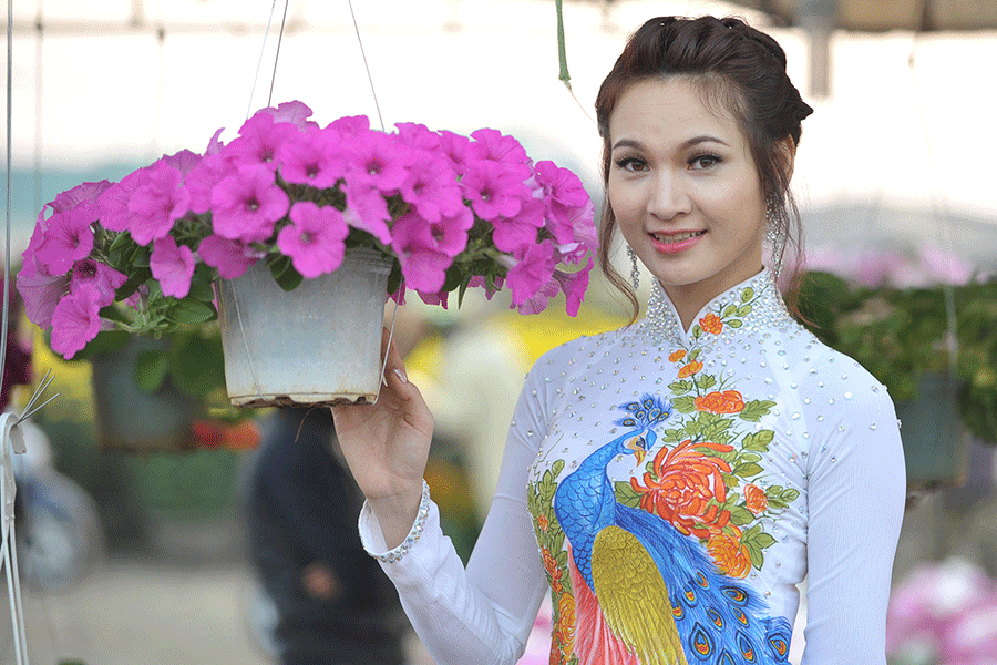 Tạo dáng bên giò sắc tím hoa xuân.Ảnh: Nguyễn Giác Tạo dáng bên giò sắc tím hoa chuông