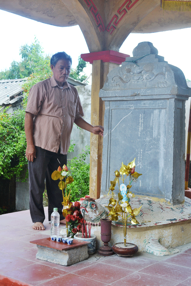 Ông Ngô Xuân Bao đứng bên bia Tây Sơn ở đền Phúc, làng Cự Nham, xã Quảng Nham (Quảng Xương-Thanh Hóa). Ảnh: Hoàng Cư Ông Ngô Xuân Bao đứng bên bia Tây Sơn ở đền Phúc, làng Cự Nham, xã Quảng Nham (Quảng Xương-Thanh Hóa). Ảnh: Hoàng Cư